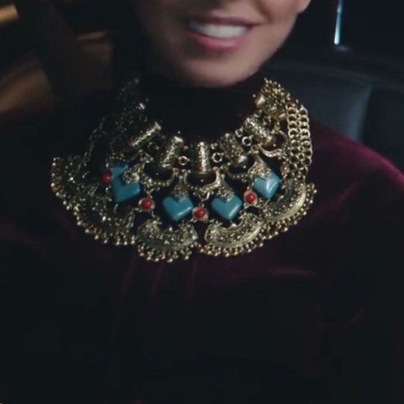 Accessories - Statement necklace